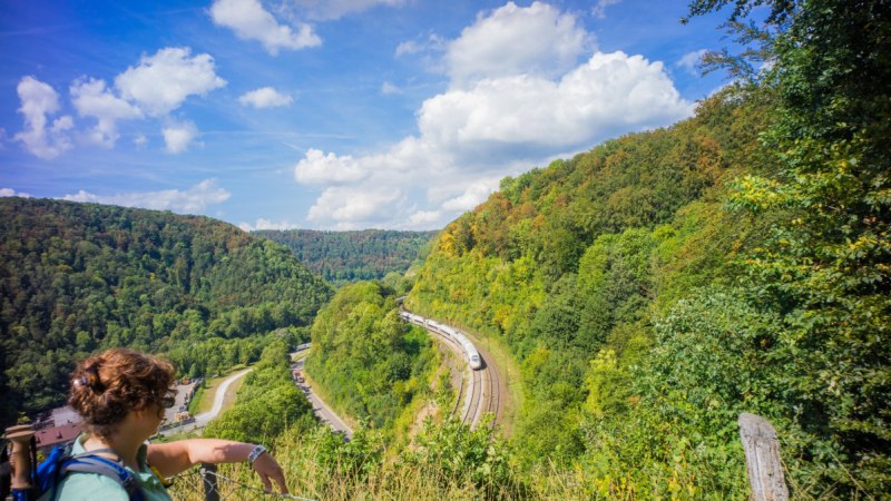 Ausblick vom Mühltalfelsen auf die kurvenreiche Geislinger Steige, © Landkreis Göppingen