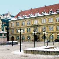 Prinzenbau am Schillerplatz Stuttgart mit Stiftsfruchtkasten links und Schillerdenkmal im Vordergrund