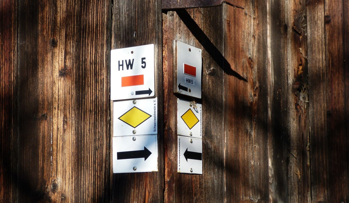 F24: Die Hinweisschilder „Roter Balken HW5“ und „Gelbe Raute“ zeigen den Weg rechts hinauf zum Hacksberg, © Natur.Nah. Schönbuch & Heckengäu