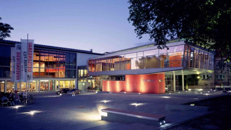 Stadthalle in der Abenddämmerung, © K3N