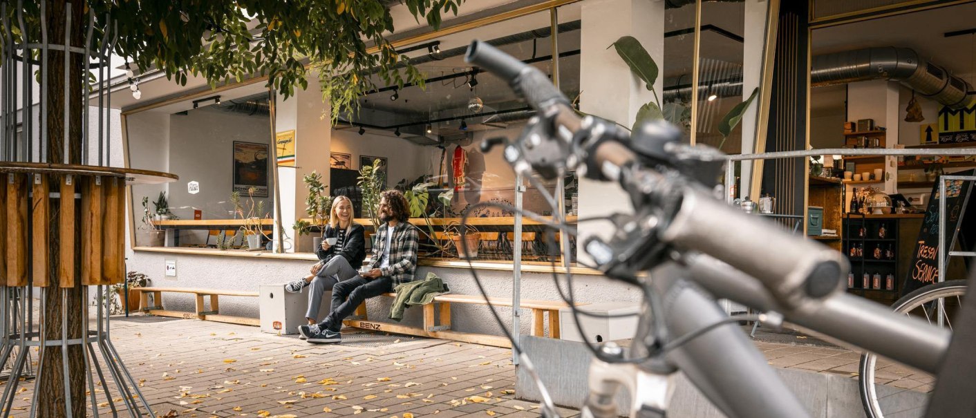 Außenbereich Radcafé Fietsen mit Menschen, © SMG Stuttgart Marketing GmbH - Sarah Schmid