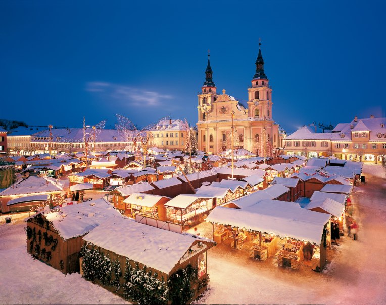 Ludwigsburger Barock-Weihnachtsmarkt auf dem Marktplatz mit Stadtkirche, © Tourismus & Events Ludwigsburg