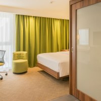 Zimmer Double Blick ins Bad, © Hampton by Hilton Stuttgart City Centre