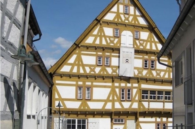 "Lustige Gesellen", barock und bunt: Fachwerk, Neidköpfe und das "Alte Haus", © WTM GmbH Waiblingen