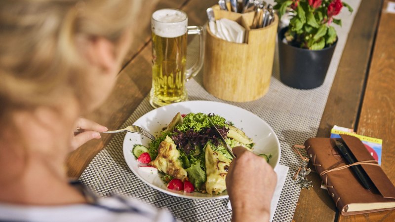 Maultaschen mit Salat - schwäbische Küche, © Maximilian Schwarz