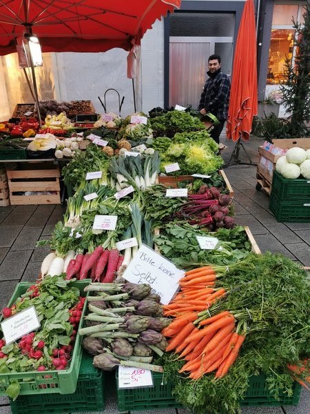 Angebot an frischem Gemüse beim Nürtinger Abendmarkt., © Stadt Nürtingen