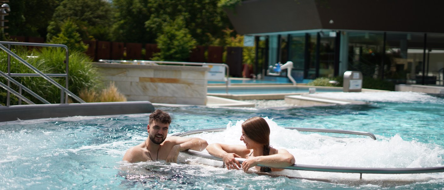 Strömungsbecken der Panorama Therme Beuren mit Sprudelliegen und zu bestimmten Zeiten mit Strömungskanal, © Panorama Therme Beuren