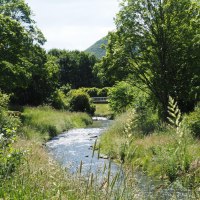 Der Weg führt durch den Kurpark an der Erms entlang, © Bad Urach Tourismus