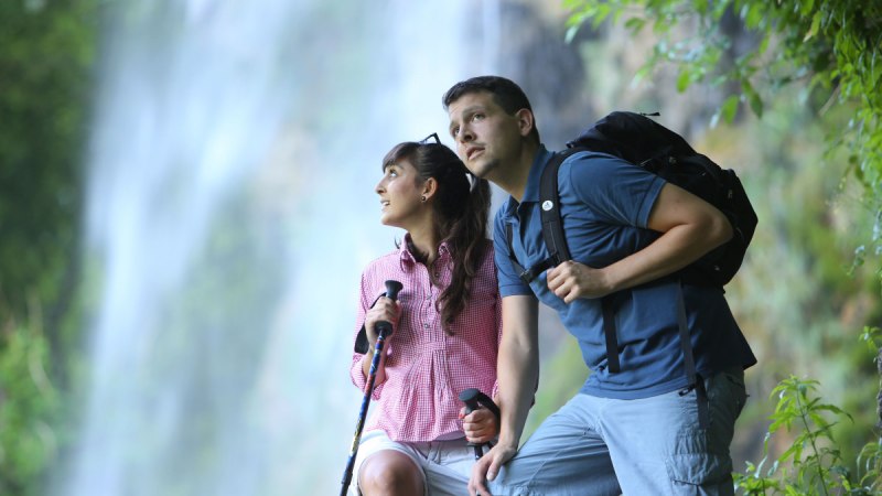 Zwei Wanderer stehen vor dem Uracher Wasserfall, © Bad Urach Tourismus