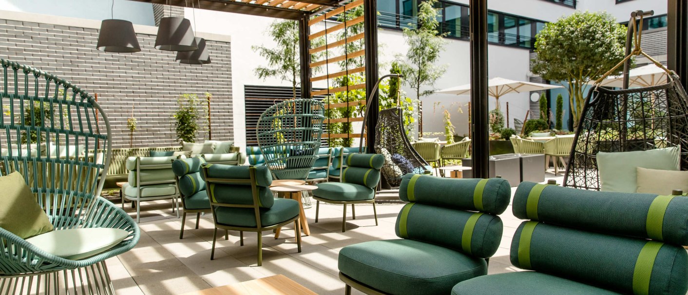 Terrasse, © Motel One - Stuttgart Hauptbahnhof