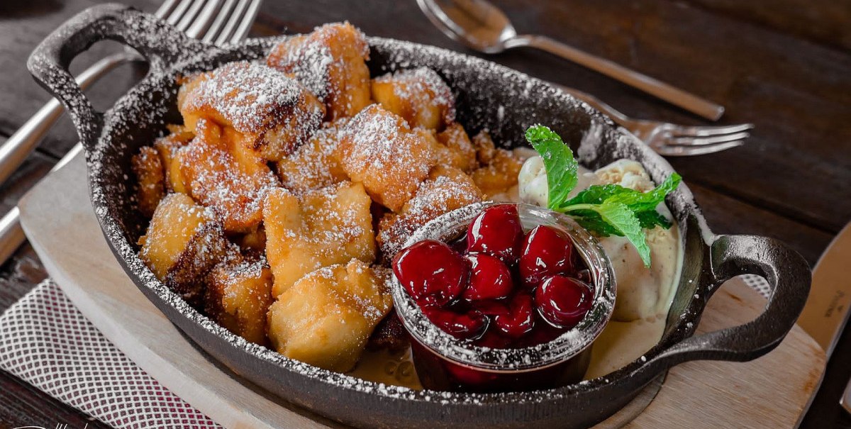 Kaiserschmarrn in der Gusspfanne am Platz serviert, © Kay Rügner Dulkhäusle