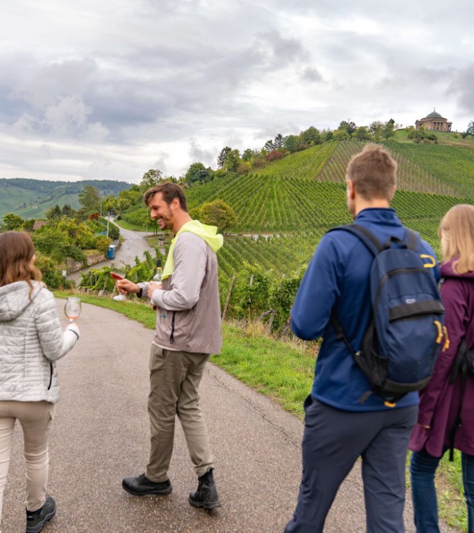 Weinwanderweg mit Aussicht auf die Grabkapelle, © Stuttgart-Marketing GmbH, Martina Denker