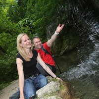 Wanderer machen Pause am Gütersteiner Wasserfall, © Bad Urach Tourismus