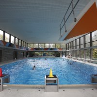 Schwimmbecken und Sprungturm im Vaihinger Hallenbad., © Stuttgarter Bäder