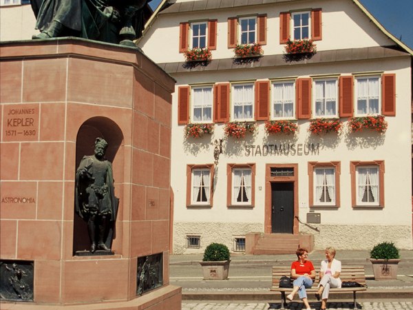 Marktplatz mit Keplerstatue und Stadtmuseum in Weil der Stadt