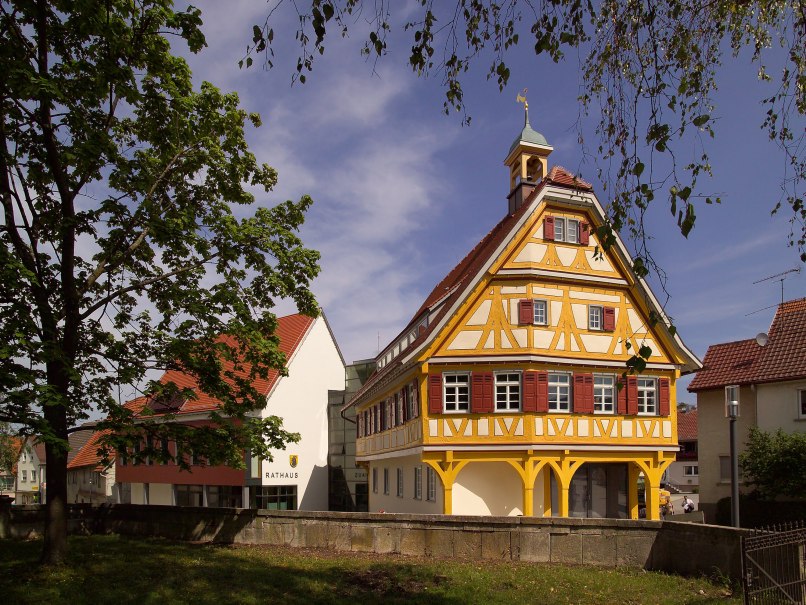 Ortsmitte Beuren - Blick aufs neue und alte Rathaus, © Tourist-Info Beuren