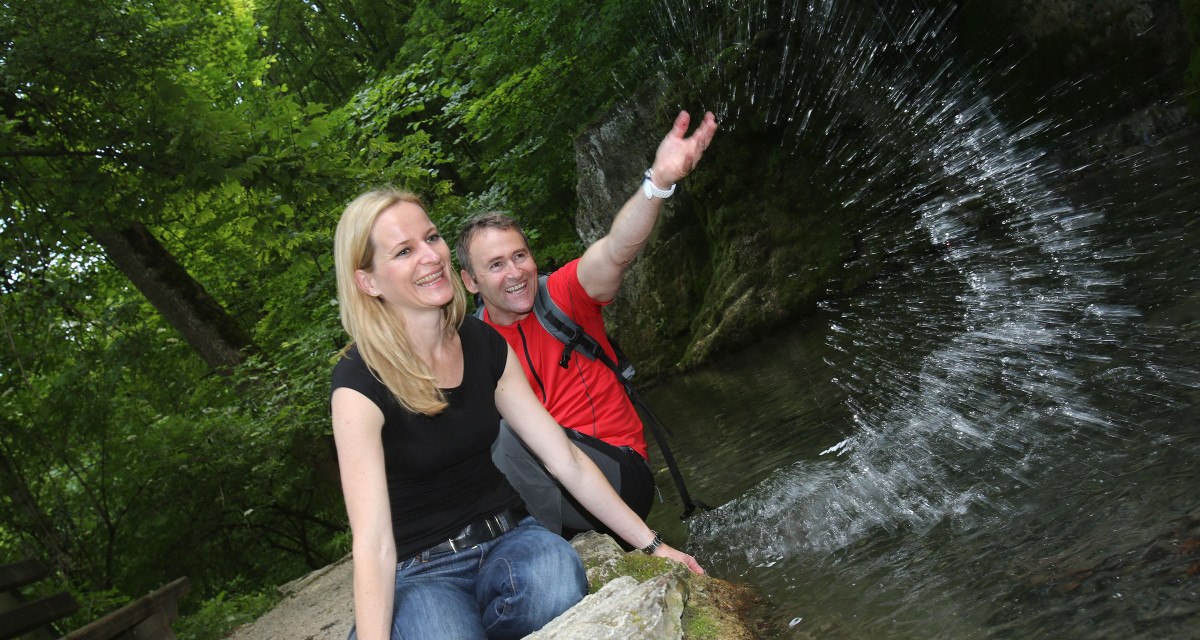 Wanderer machen Pause am Gütersteiner Wasserfall, © Bad Urach Tourismus