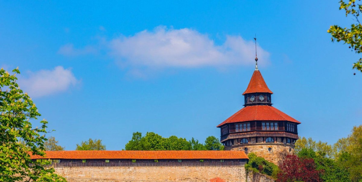 Burg mit Dickem Turm