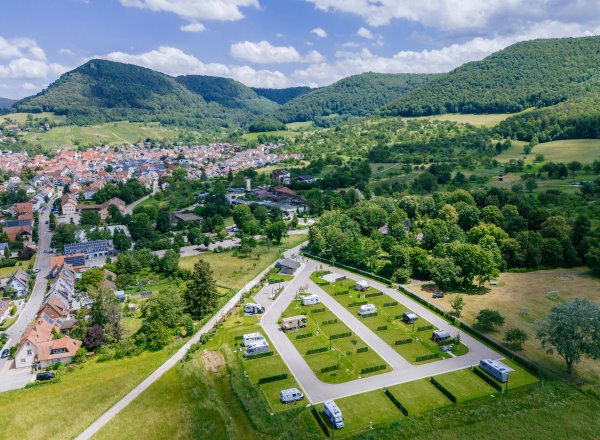 Luftaufnahme des Wohnmobilstellplatzes der Panorama Therme Beuren. Im Hintergrund ist die Therme, Beuren und der Albtrauf zu sehen., © Thomas Niedermüller