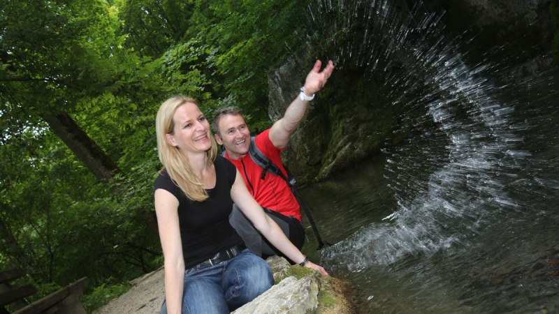 Wanderer machen Pause am Gütersteiner Wasserfall, © Bad Urach Tourismus