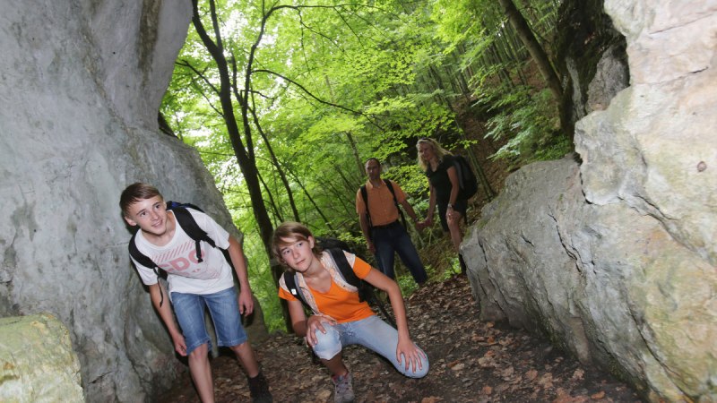 Zwei Kinder erkunden mit ihren Eltern die Wassersteinhöhle, © Bad Urach Tourismus