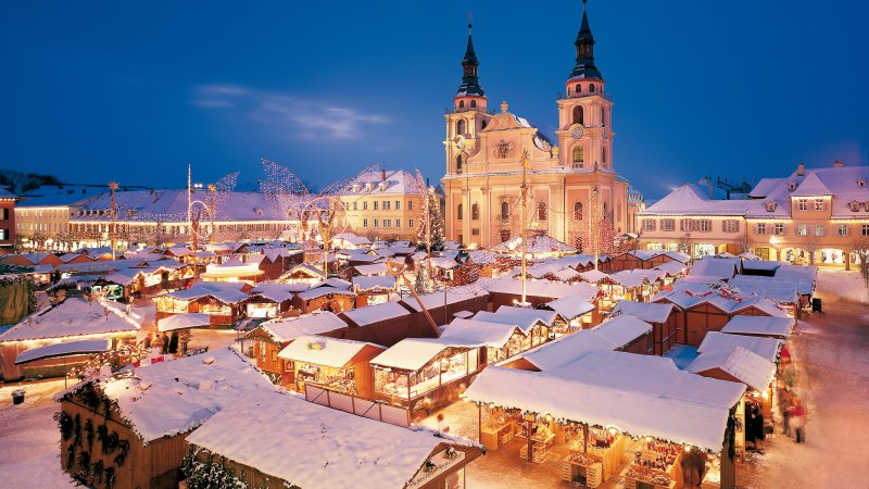 Ludwigsburger Barock-Weihnachtsmarkt auf dem Marktplatz mit Stadtkirche, © Tourismus & Events Ludwigsburg