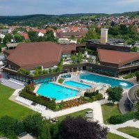 Blick auf die Außenbecken und den Gartenbereich der Panorama Therme Beuren, © Panorama Therme Beuren, Foto: Benjamin Layh