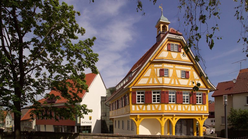 Ortsmitte Beuren - Blick aufs neue und alte Rathaus, © Tourist-Info Beuren