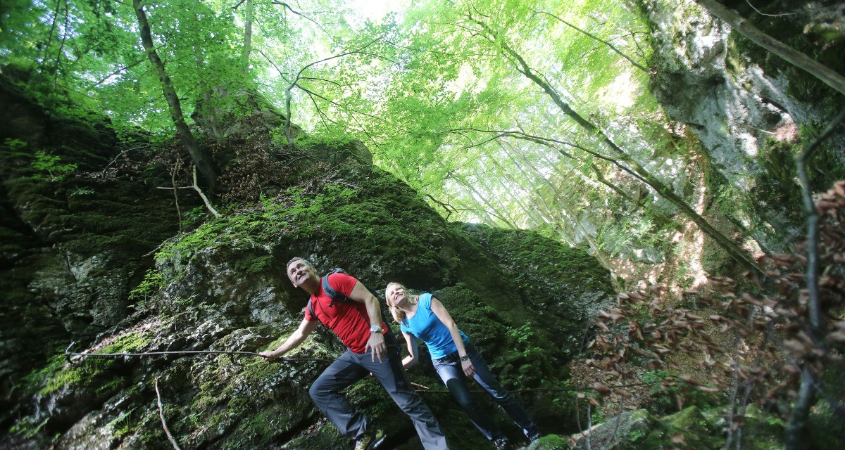 Wanderer erklimmen den Hohenwittlingensteig, © Bad Urach Tourismus