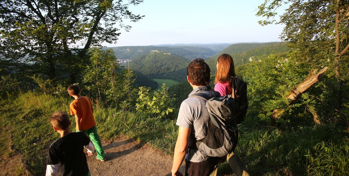 Eine Familie genießt den Ausblick, © Bad Urach Tourismus