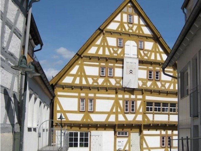 "Lustige Gesellen", barock und bunt: Fachwerk, Neidköpfe und das "Alte Haus", © WTM GmbH Waiblingen