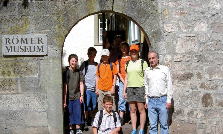 Eingang Römermuseum Mainhardt mit Schulklasse, © Gemeinde Mainhardt