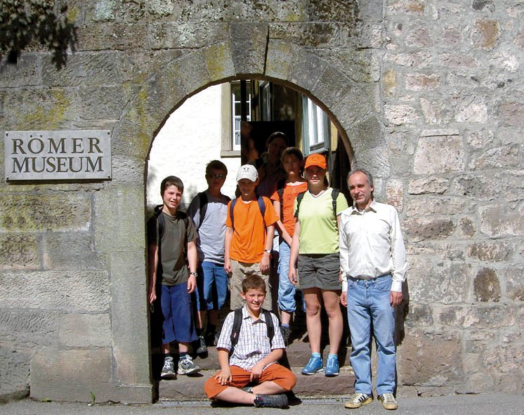 Eingang Römermuseum Mainhardt mit Schulklasse, © Gemeinde Mainhardt