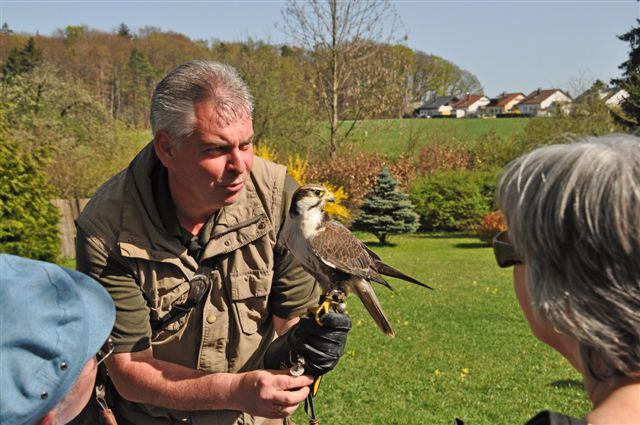 Der Züchter mit Kindern in der Greifvogelanlage Spatzenwald in Wüstenrot, © Greifvogelanlage Spatzenwald