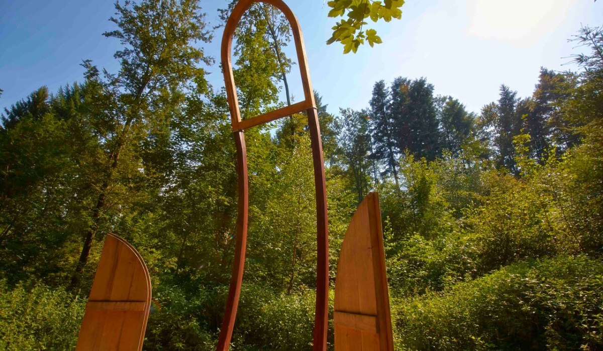 Skulptur aus rostigem Metall in Form von einem Hohen Bogen. Rechts und Links stehen zwei kleinere Bögen., © Schönblick - Christliches Gästezentrum Württemberg