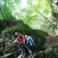 Wanderer erklimmen den Hohenwittlingensteig, © Bad Urach Tourismus