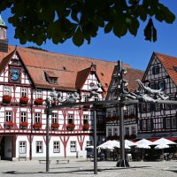 Marktplatz mit Schäferlauf-Denkmal, © Bad Urach Tourismus