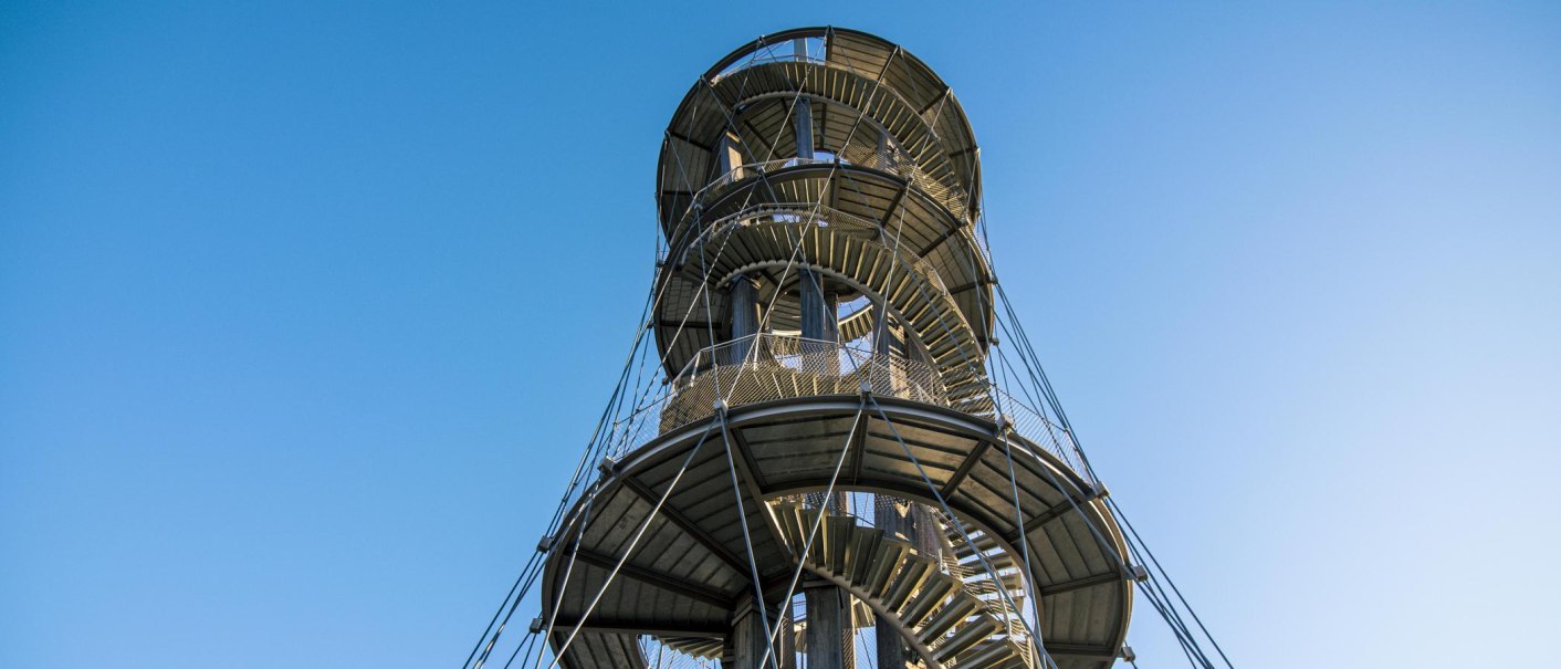 Der Schönbuchturm in Herrenberg aus Froschperspektive vor einem freundlichen wolkenlosen blauen Himmel., © Stuttgart-Marketing GmbH, Sarah Schmid