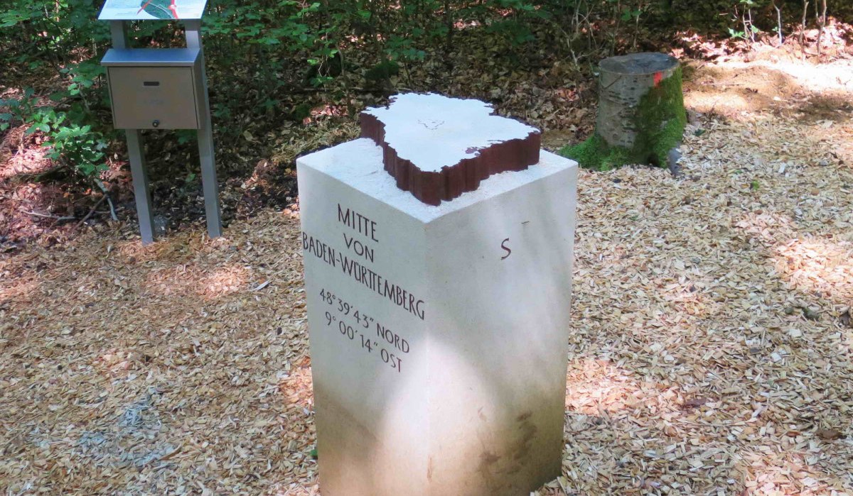 Stubensandsteinskulptur an der Mitte von Baden-Württemberg, © Schwäbischer Albverein OG Böblingen