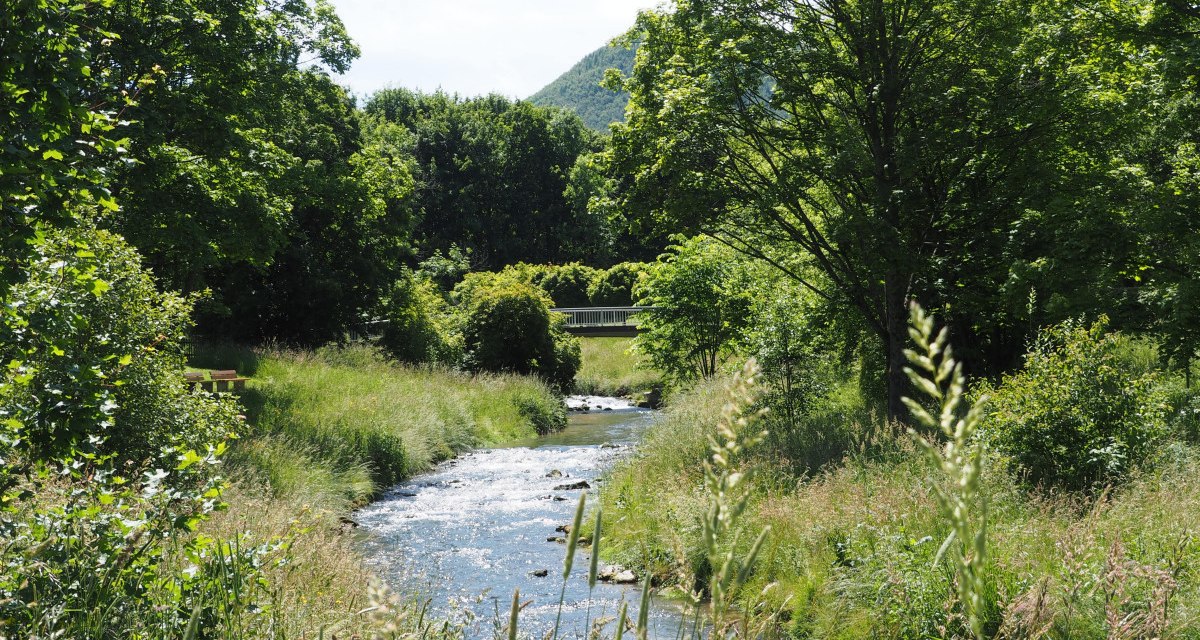 Der Weg führt durch den Kurpark an der Erms entlang, © Bad Urach Tourismus