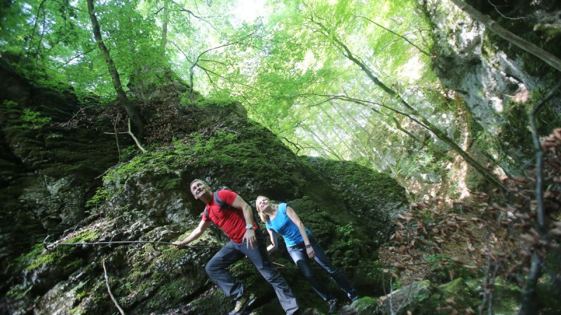 Wanderer erklimmen den Hohenwittlingensteig, © Bad Urach Tourismus