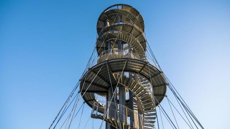 Der Schönbuchturm in Herrenberg aus Froschperspektive vor einem freundlichen wolkenlosen blauen Himmel., © Stuttgart-Marketing GmbH, Sarah Schmid