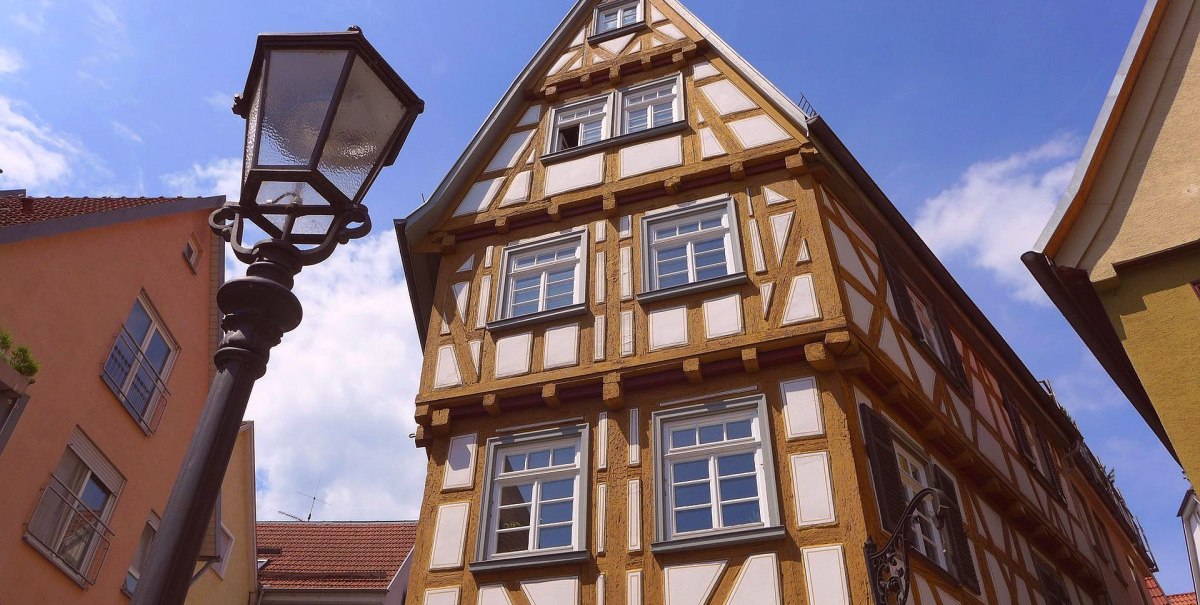 Das fränkische Fachwerkhaus "Zur Rose" (Obere Beutau 1) entstand 1569., © EST