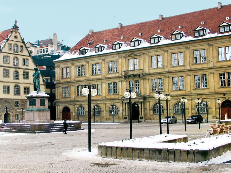 Prinzenbau am Schillerplatz Stuttgart mit Stiftsfruchtkasten links und Schillerdenkmal im Vordergrund