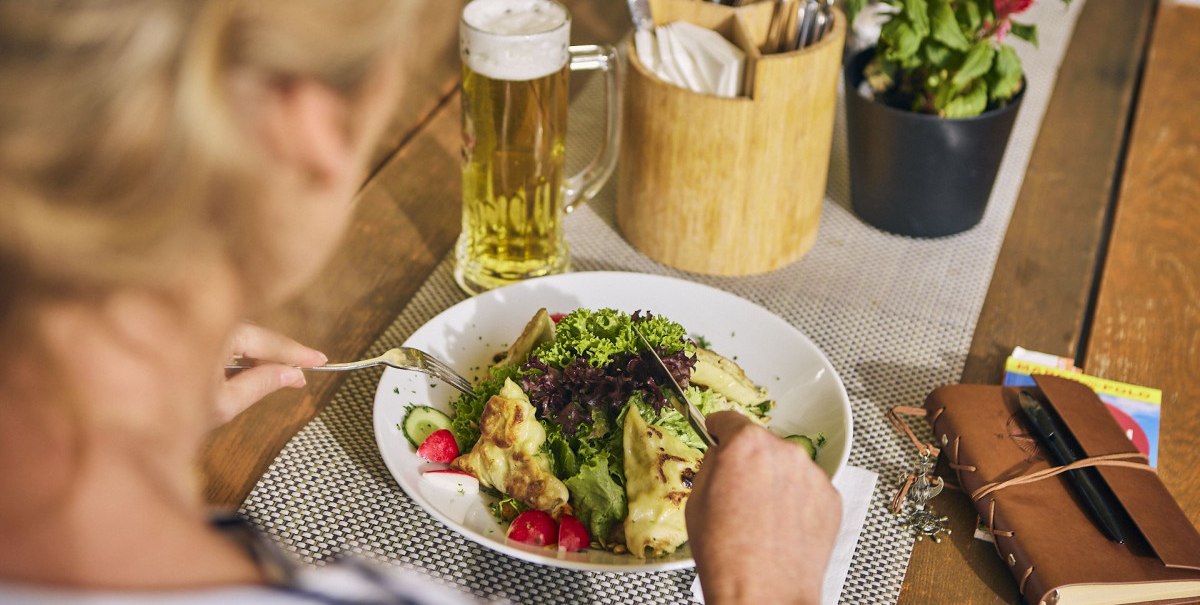 Maultaschen mit Salat - schwäbische Küche, © Maximilian Schwarz