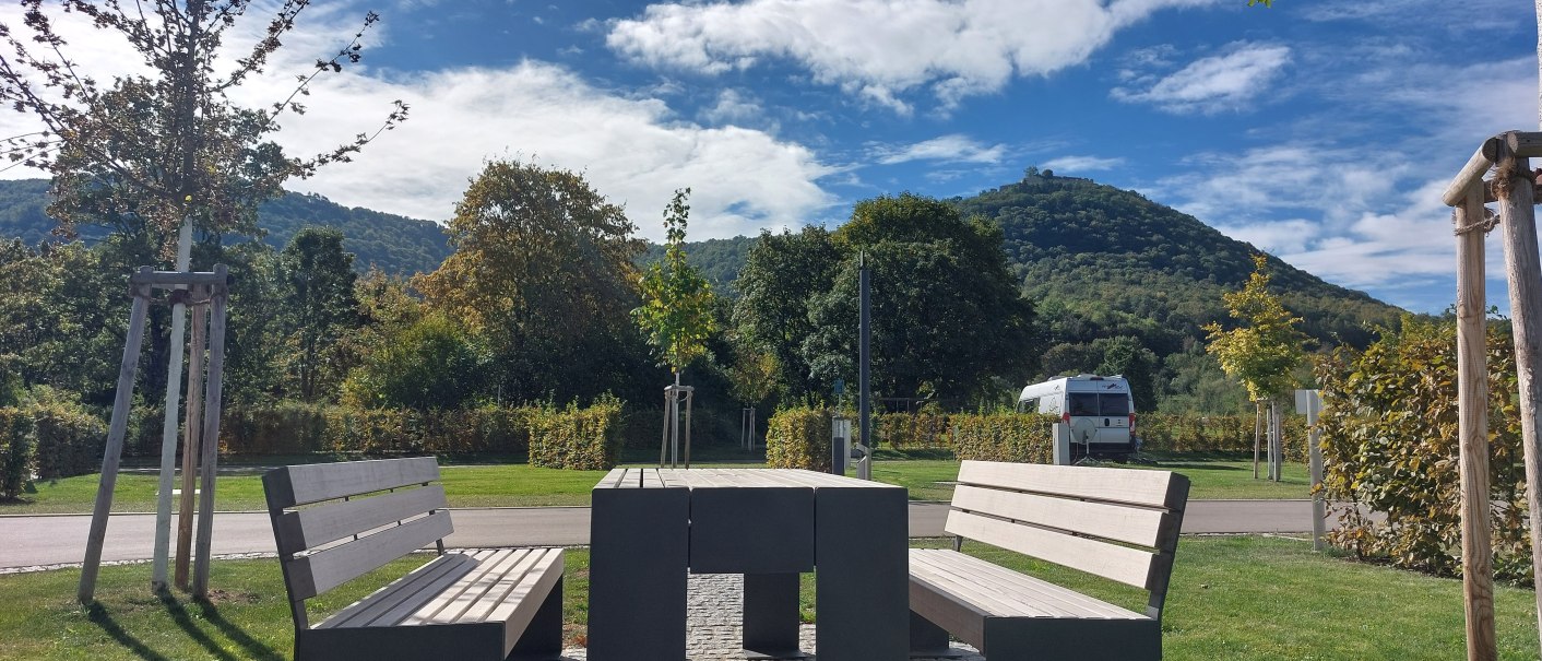 Einer von zwei Picknickplätzen auf dem neuen Wohnmobilstellplatz der Panorama Therme, © Panorama Therme Beuren