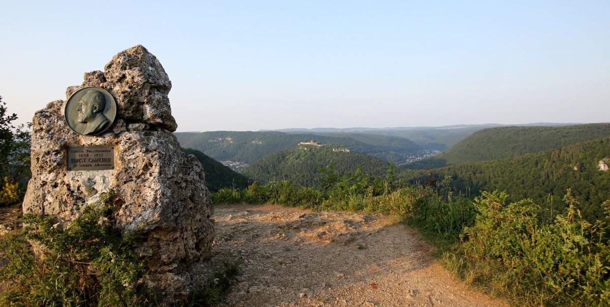 Ausblick vom Rutschenfelsen auf die Burgruine Hohenruach, © Bad Urach Tourismus