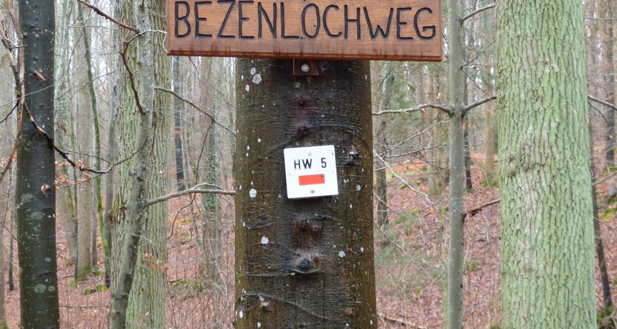 F30: Schild „BEZENLOCHWEG“. Der Weg zweigt vom „STECKENTALSTRÄSSLE“ nach links oben ab, führt jedoch auch zu der Stelle, an der man bei dem ehemaligen Bahnwärterhaus, wie auch auf dem „TIROLERWEG“ letztmalig die Gleise überquert., © Natur.Nah. Schönbuch & Heckengäu