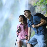 Zwei Wanderer stehen vor dem Uracher Wasserfall, © Bad Urach Tourismus