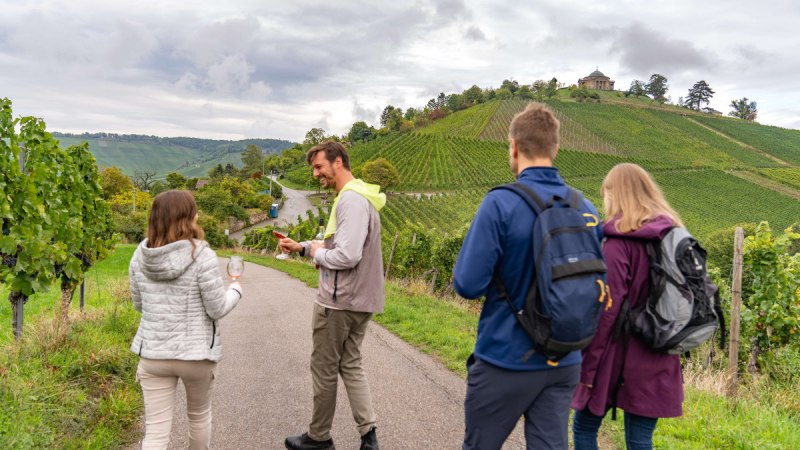 Weinwanderweg mit Aussicht auf die Grabkapelle, © Stuttgart-Marketing GmbH, Martina Denker